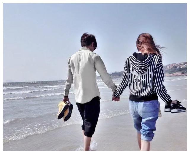 任嘉伦带老婆去商场购物聂欢一身白衣脸超小夫妻俩感情很甜蜜