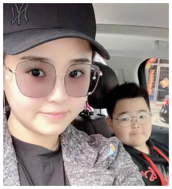 现在一家人经常直播秀秀幸福,专心培养儿子,老婆尚霏有时也会在微博晒