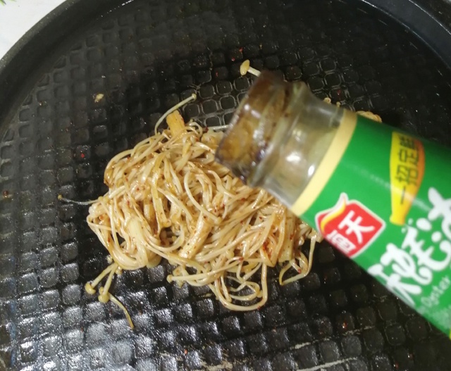 电饼铛烤金针菇,三个窍门,只需五分钟,简单好吃,香酥开胃下饭