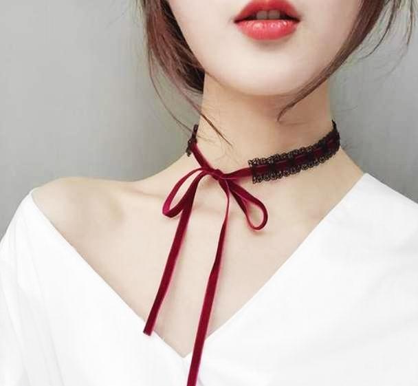 二次元与现实中女生在脖子上绑带子,有何含义?单纯是为了好看