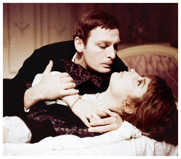 兰诺沃伊不仅演技出众,外貌也相当优越,年轻的时候五官深邃,老了也