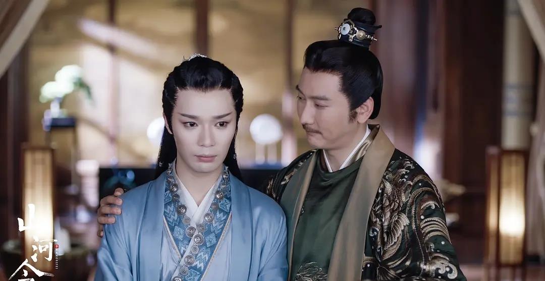 蝎王在下属面前总是心狠手辣,冷酷无情,但在义父赵敬面前却是个好儿子