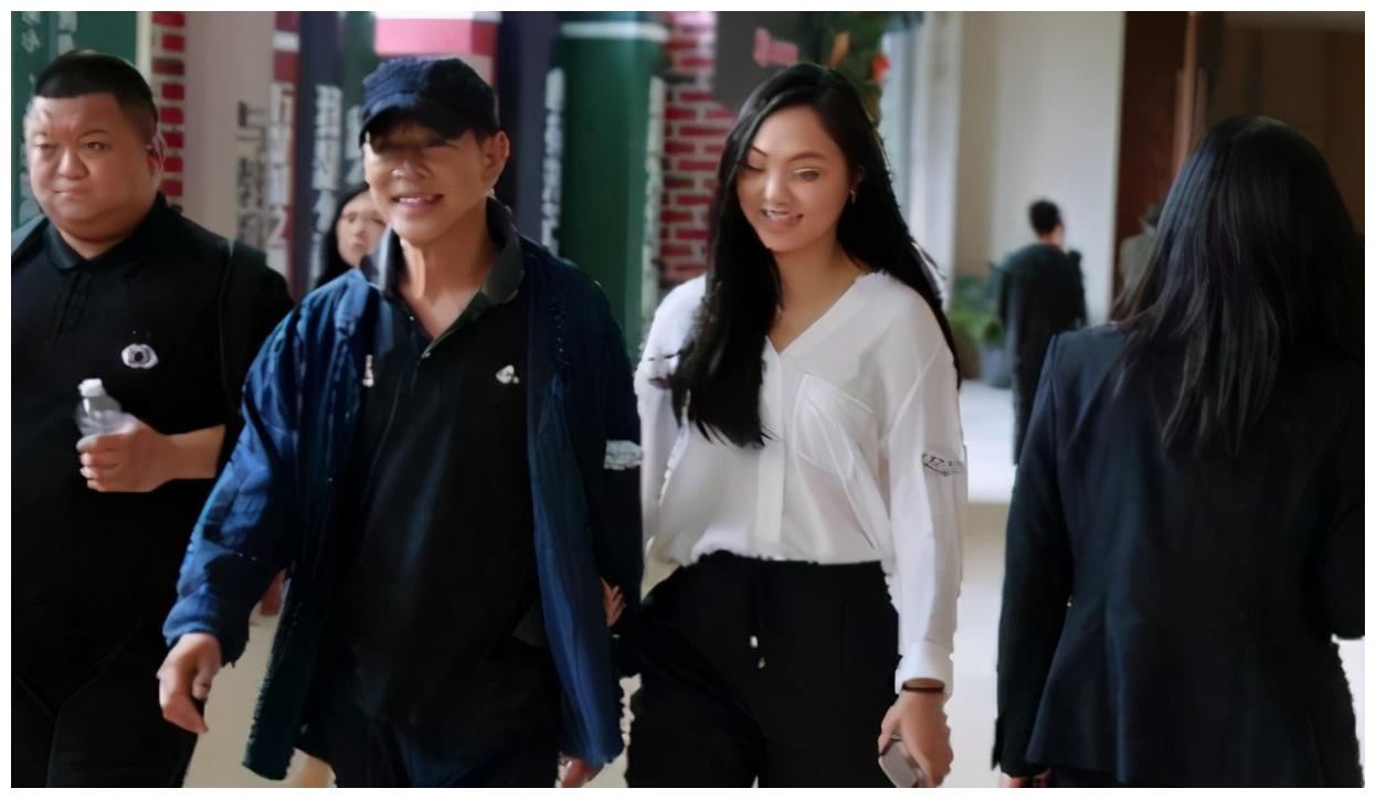 李连杰的四个女儿命运各异 利智生的宠爱有加 前妻生的颠沛流离 财经头条