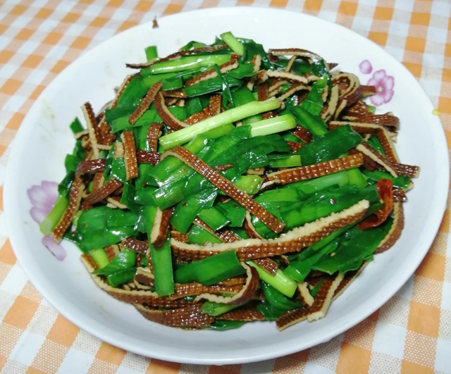 三伏天,多吃清淡爽口的家常菜,韭菜炒干丝,鲜香开胃,好吃下饭