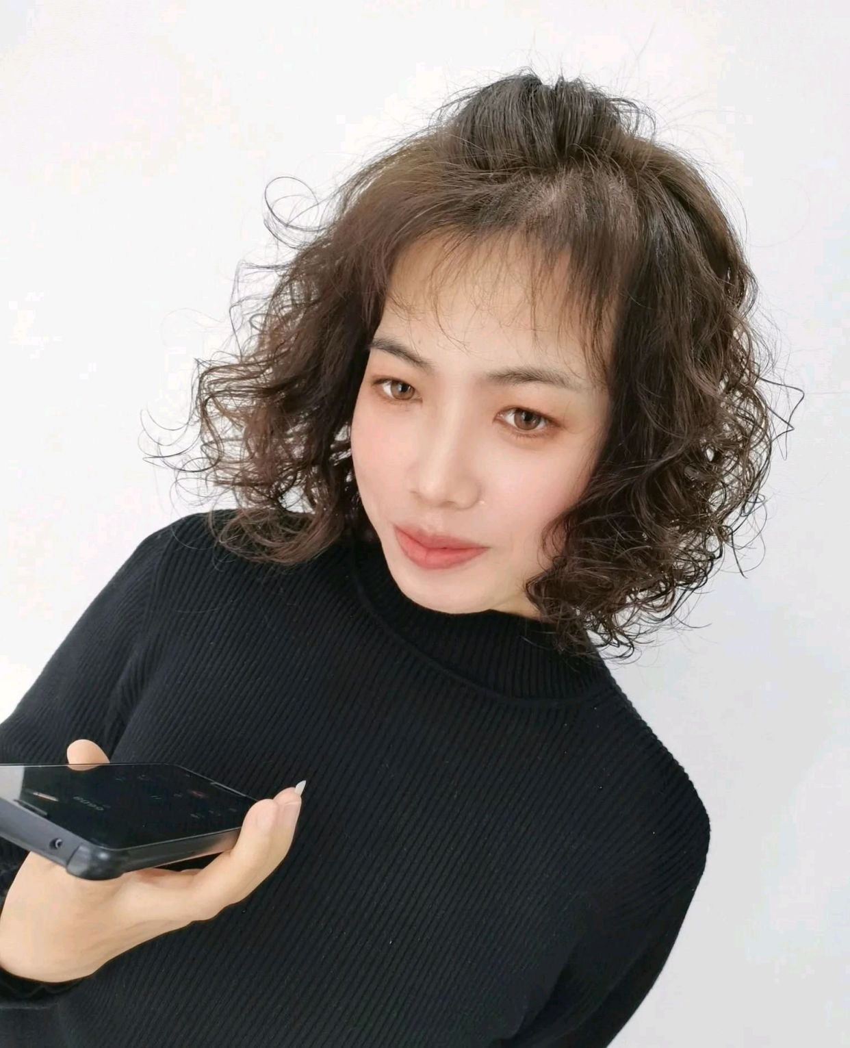 头发属于偏粗硬的话,烫发的时候可以把卷度适当的放大一点,这样既能