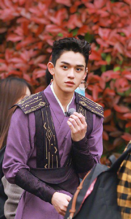 1 / 5 当地时间4月12日,韩国男团nct中国分队威神v成员黄旭熙(lucas)