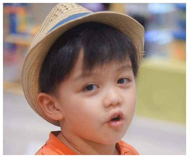 有一种"无奈"叫袁弘儿子,妈妈不在家,自己还得哄爸爸入睡