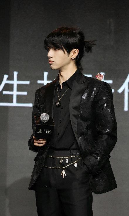 贵公子花花华晨宇扎小辫尽显俏皮优雅升级当爸少年感依旧