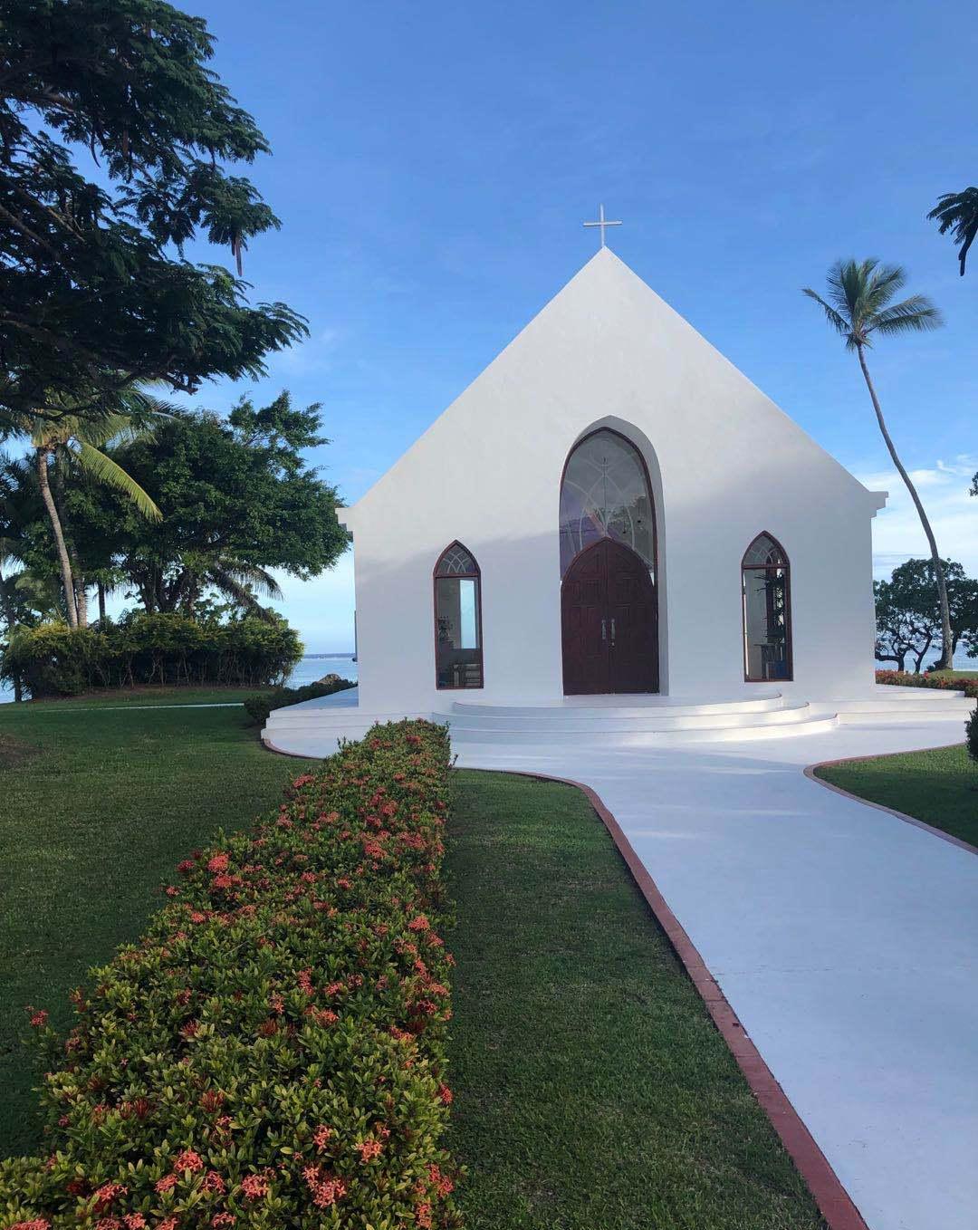 坐落在海边洁白色的教堂,你不想去看看吗?