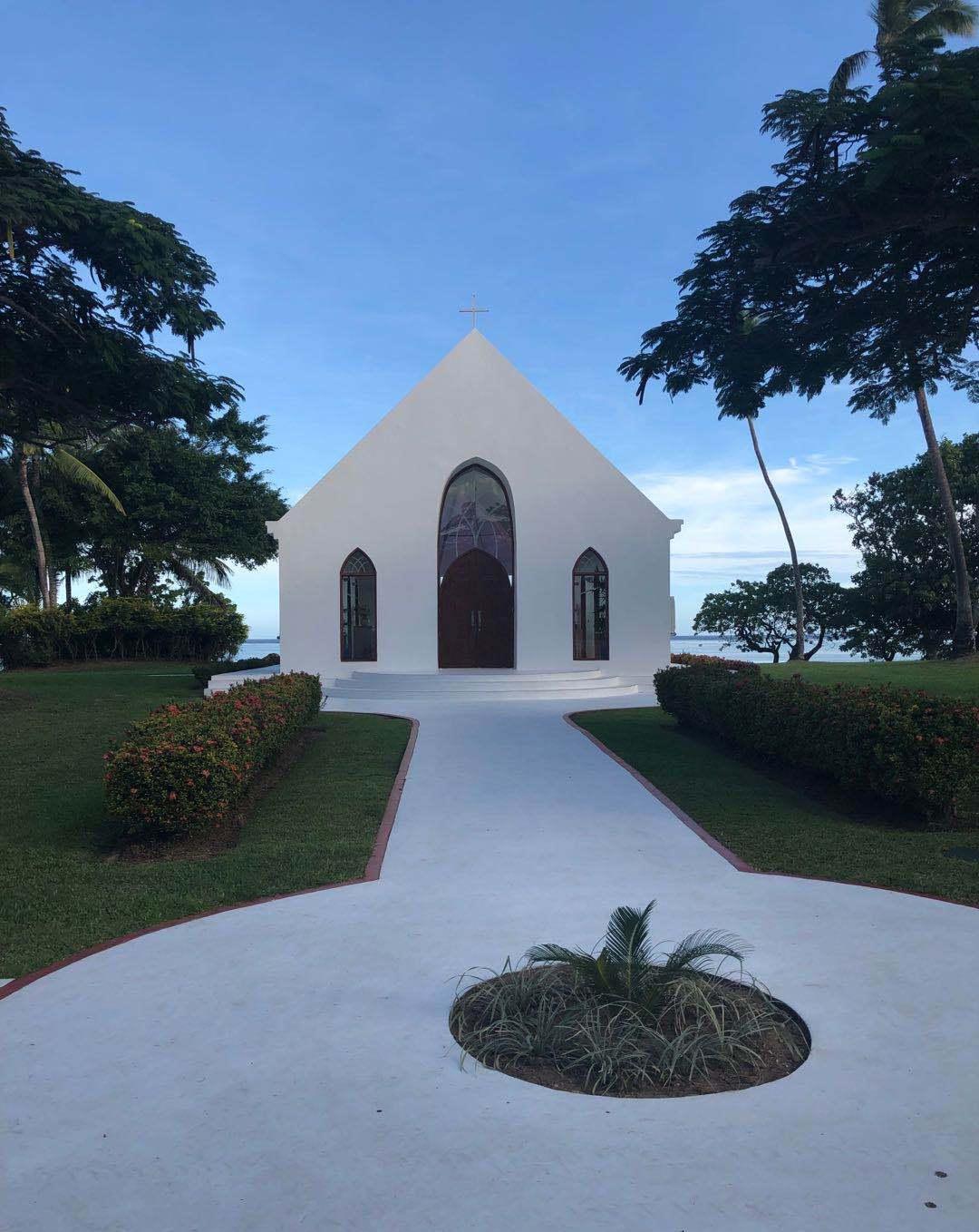 坐落在海边洁白色的教堂,你不想去看看吗?