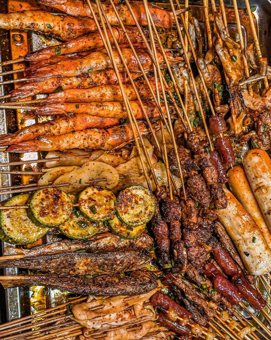 放出来那是必吃的,绝对不会剩下,在东北烧烤里的东西没有人会浪费掉