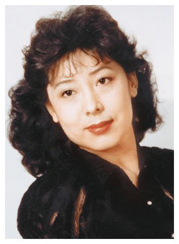 国家一级演员关牧村45岁二婚嫁高官被宠如今67岁风采依旧