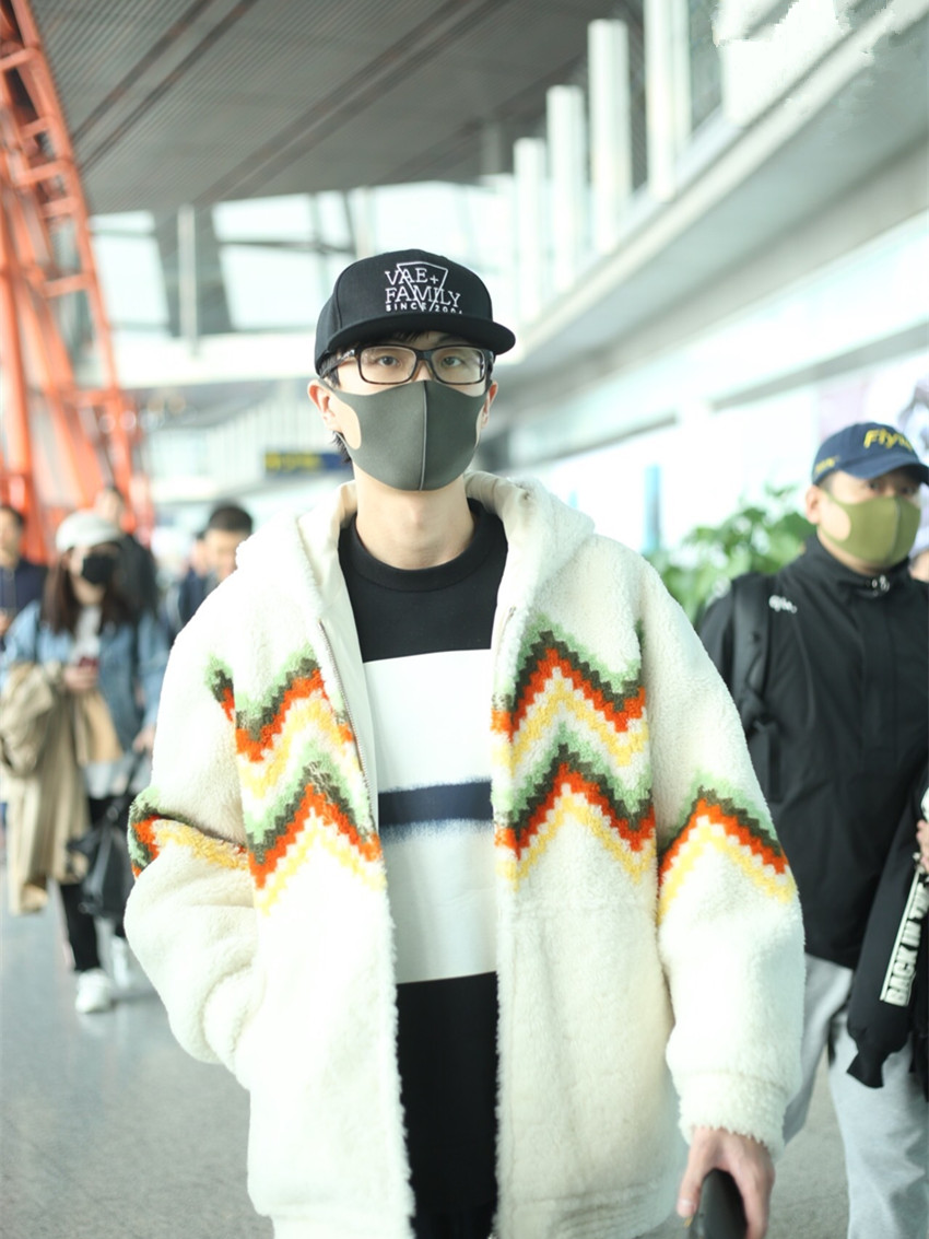 被许嵩帅到戴鸭舌帽低调现身机场白色棉袄软萌可爱