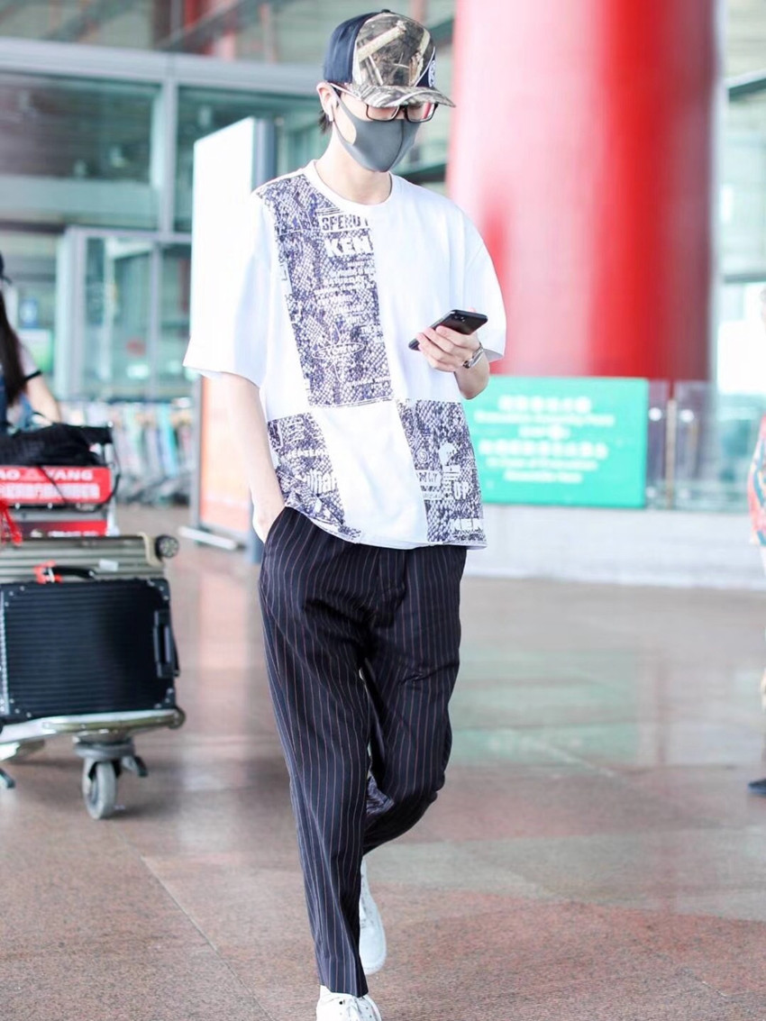 被许嵩帅到戴鸭舌帽低调现身机场白色棉袄软萌可爱