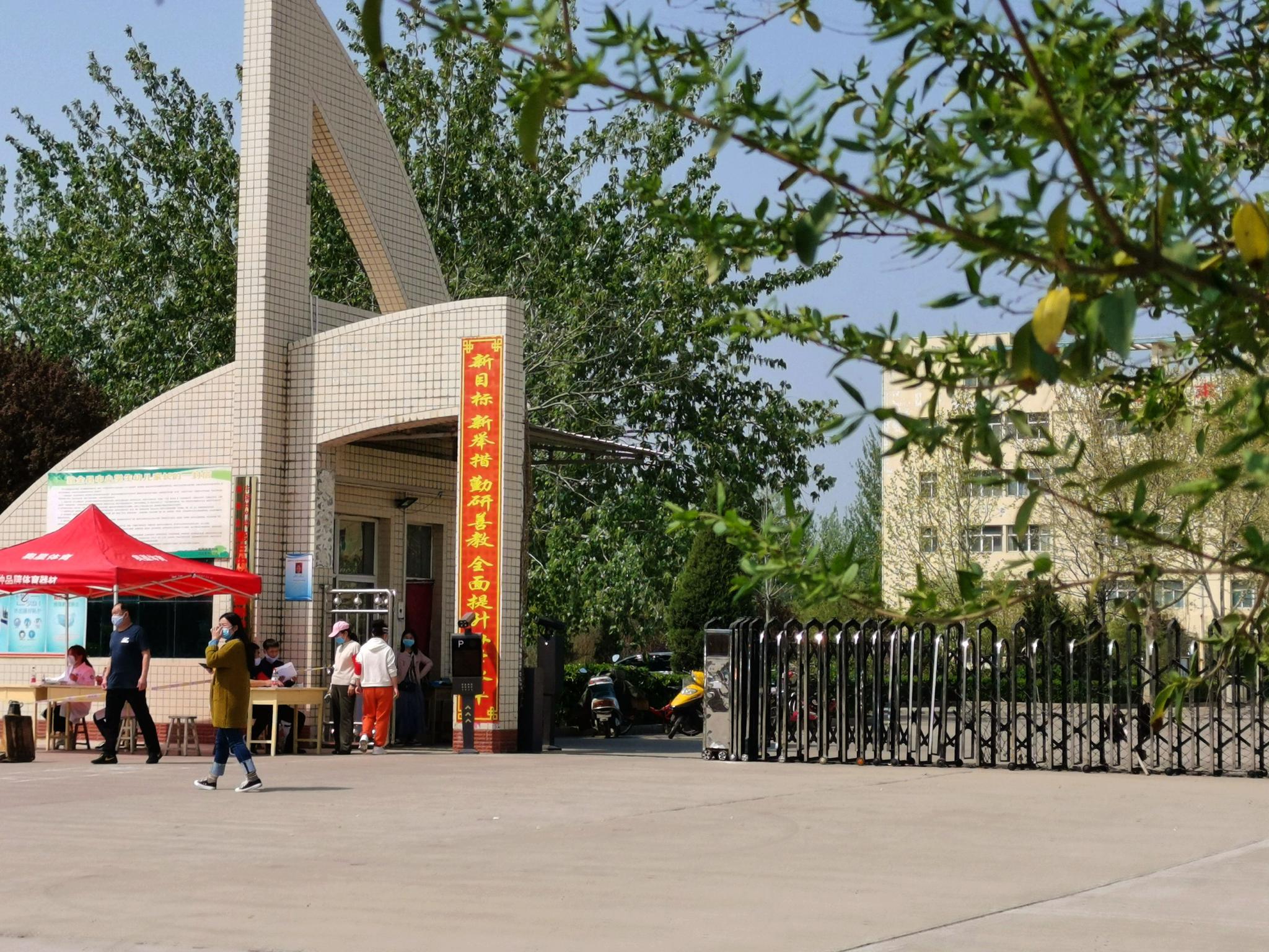 2020年3月25日下午1点钟,山西省临猗县第三中学校门前,校方已经准备