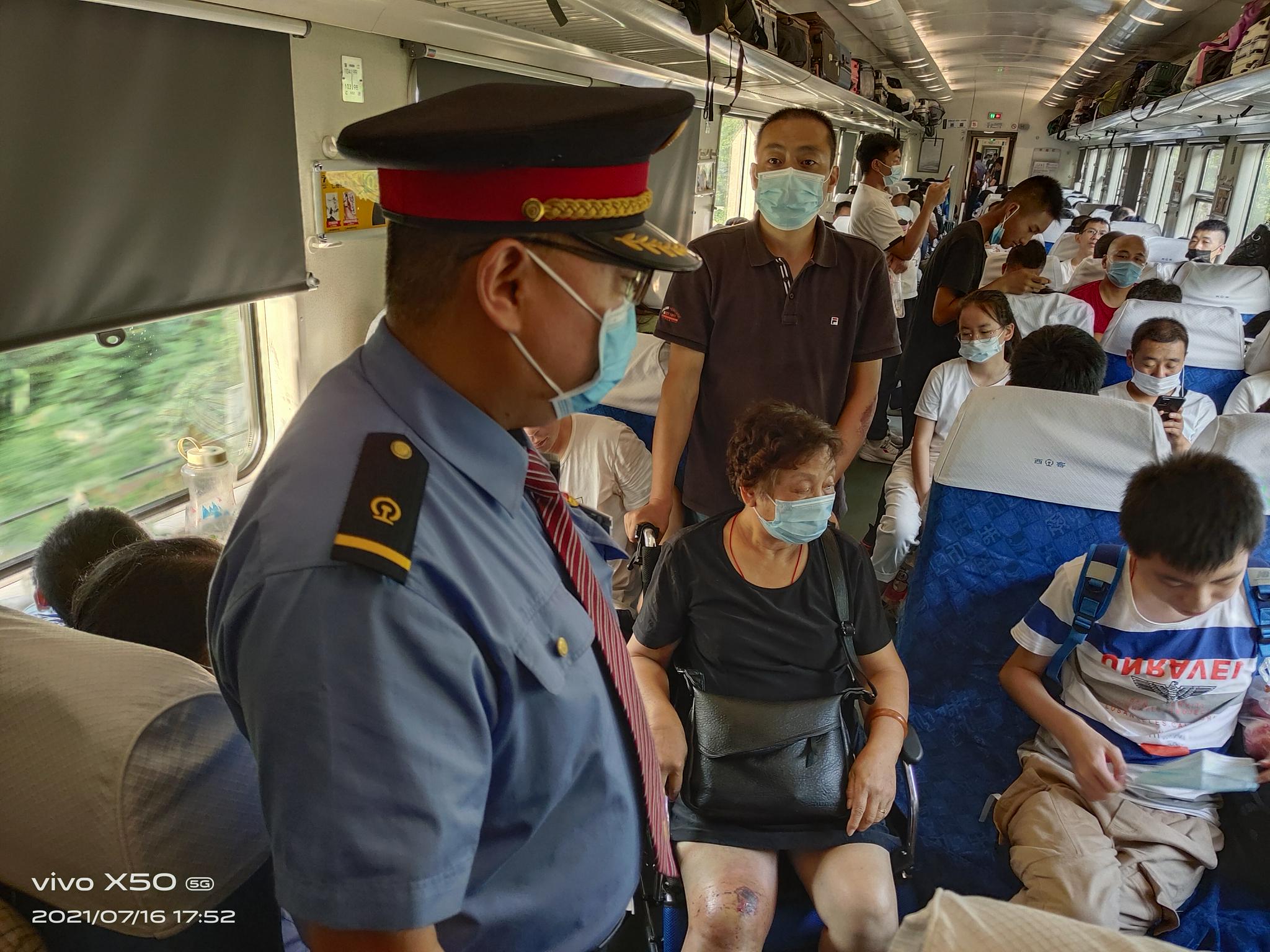 西安局有限公司西安客运段担当延安开往上海k558次列车西安站开车后