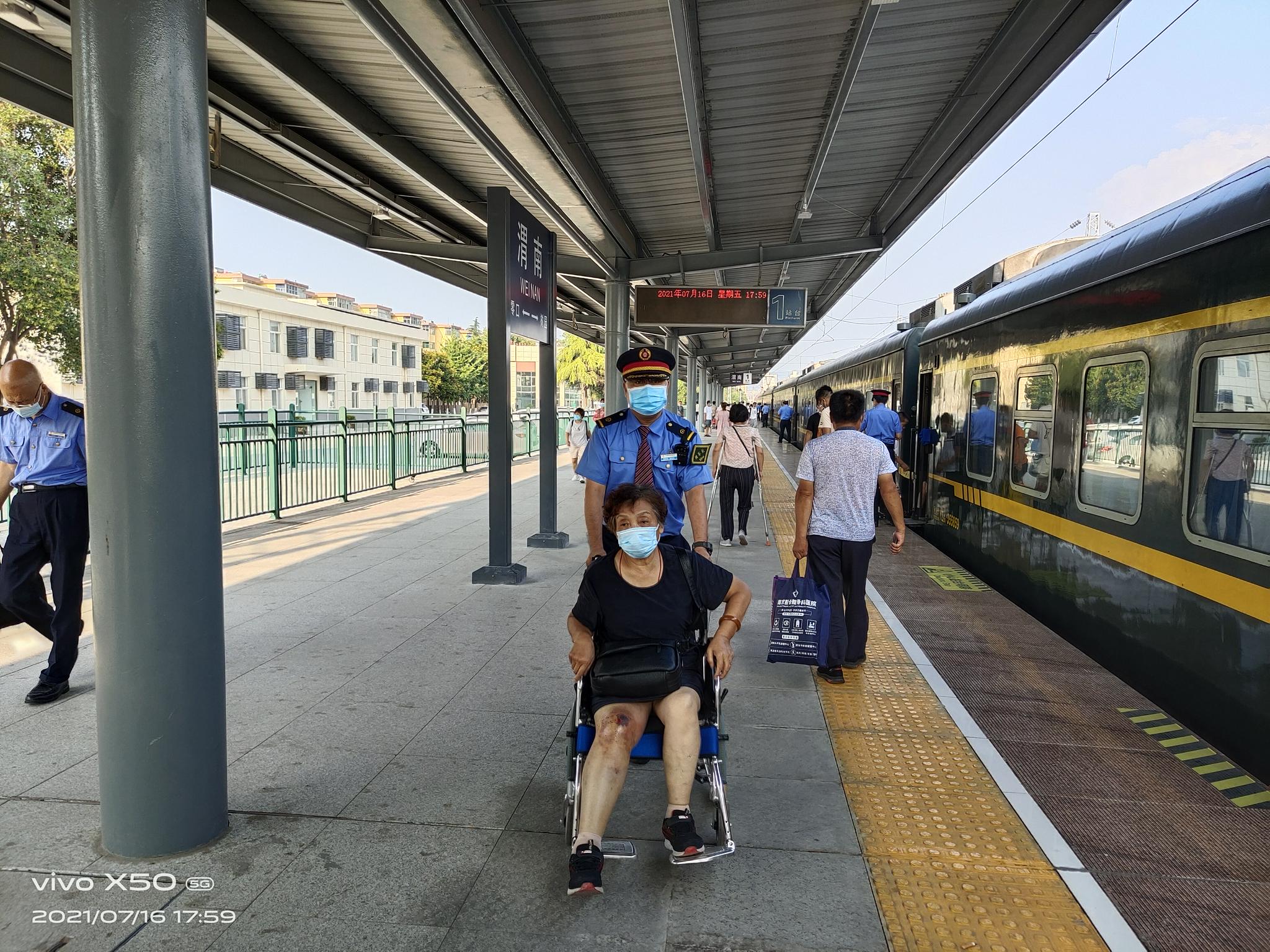 西安局有限公司西安客运段担当延安开往上海k558次列车西安站开车后