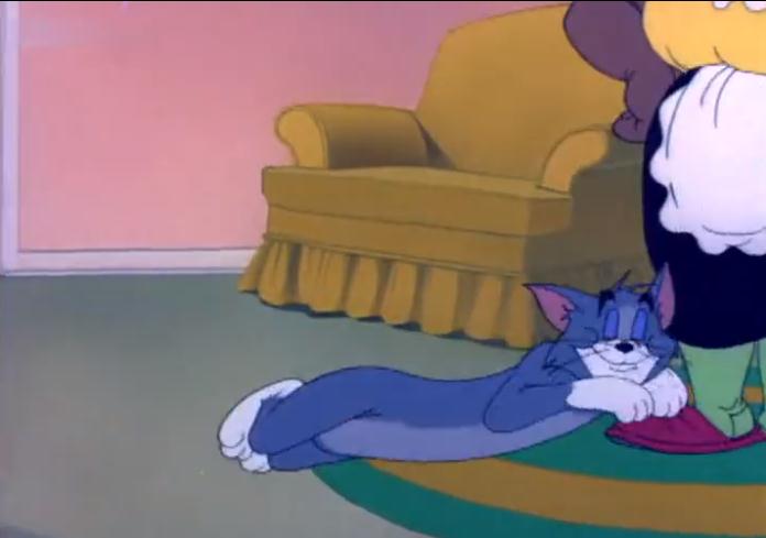 猫和老鼠:汤姆被杰瑞催眠睡觉,没想到正好趴在了主人脚上!