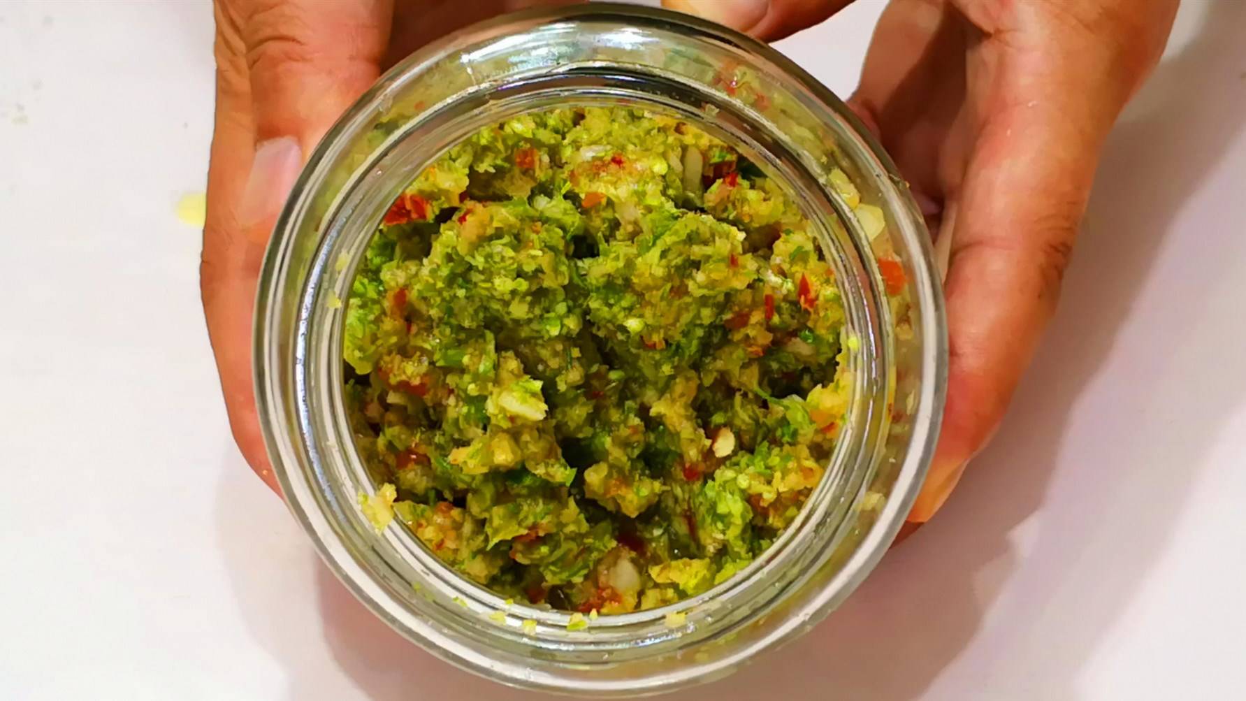 腌韭菜花,直接放盐就错了,多加二味,韭菜花不发霉,放的时间久