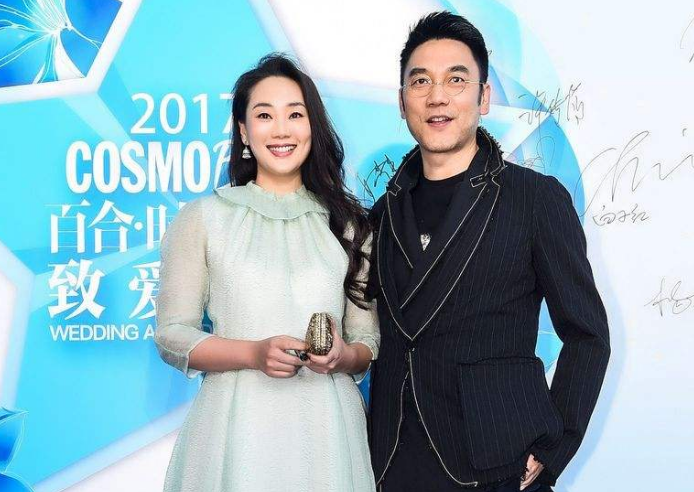 靠第一任妻子走红,靠第二任妻子发家致富,现在50岁成亿万富翁