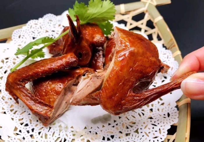 令人垂涎三尺的红烧乳鸽酒席必备一人一只吃不够