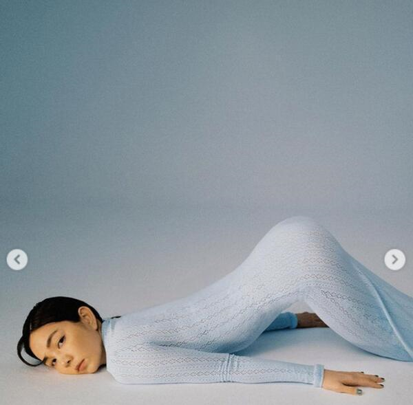 ella太瘦了近照瘦成纸人脸颊凹陷白色露背裙大秀身材