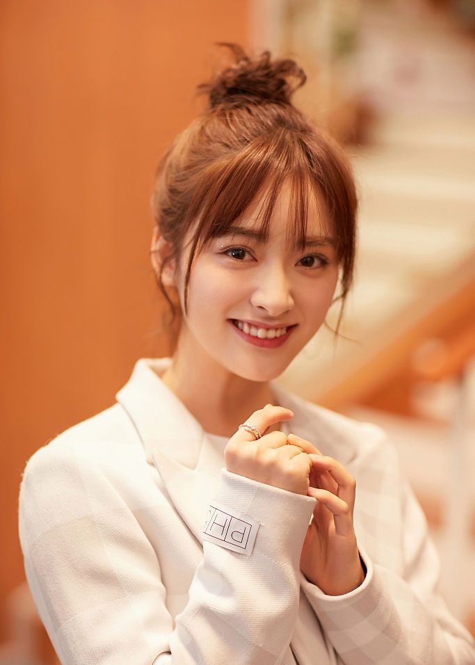 可盐可甜!沈月扎丸子头拍写真超元气 穿西装干练时髦衣品在线