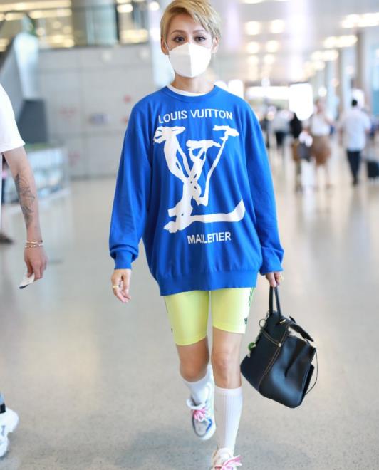 宁静穿骑行裤走机场夸张的荧光绿色配lv老爹鞋也没压住尴尬