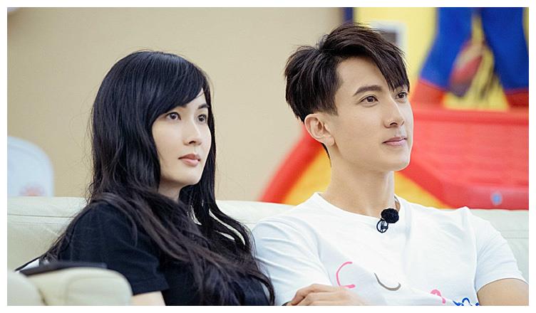 之后还突袭了张天爱家的衣柜以及钱枫家,其实第一眼看到张天爱就发现