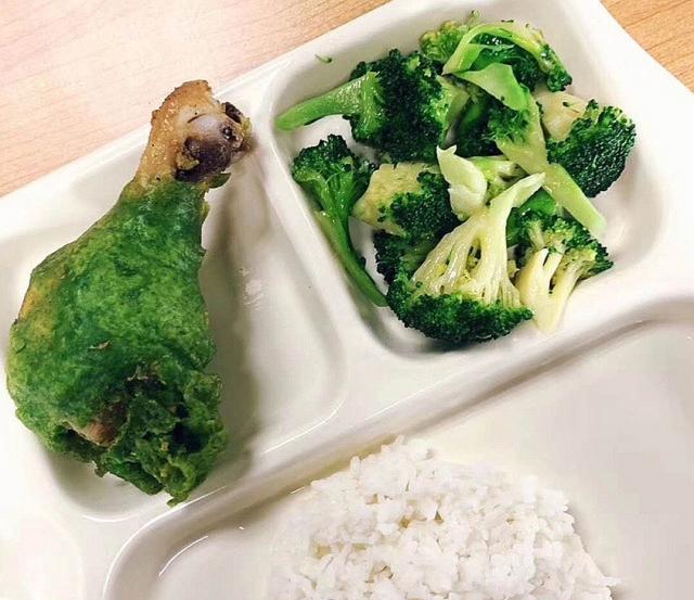 令人无语的"原谅色"套餐,看到这满满一桌子的绿,眼睛有点疼!