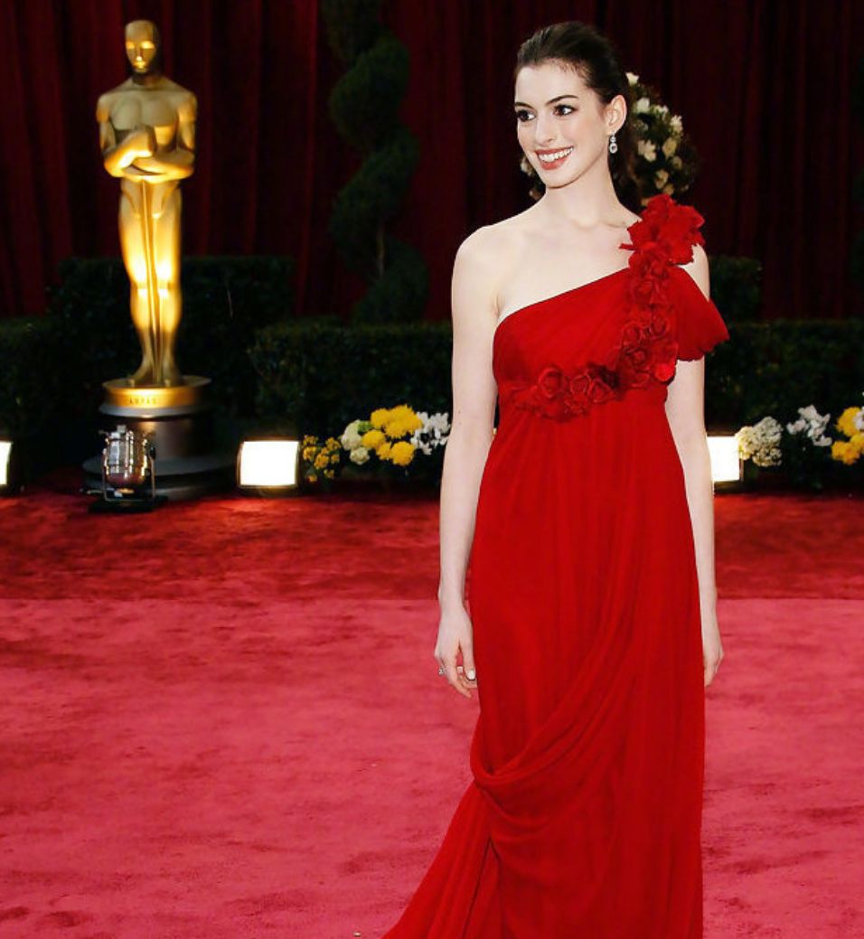 安妮·海瑟薇奥斯卡红毯好贵气!