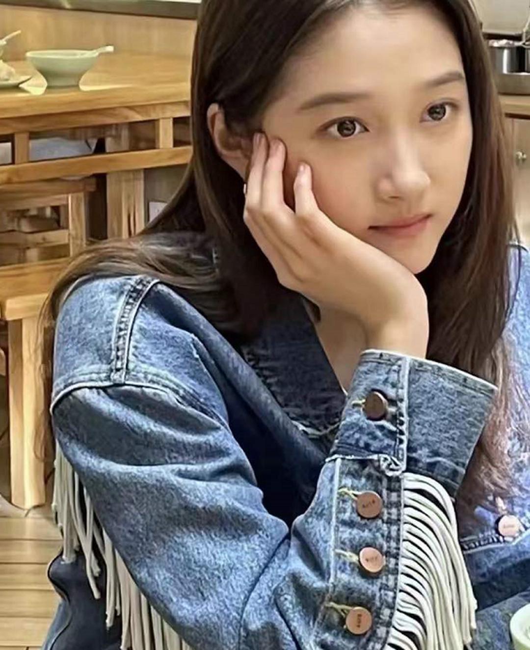 关晓彤素颜现身早餐店拍戏皮肤白嫩十指纤长十分抢眼