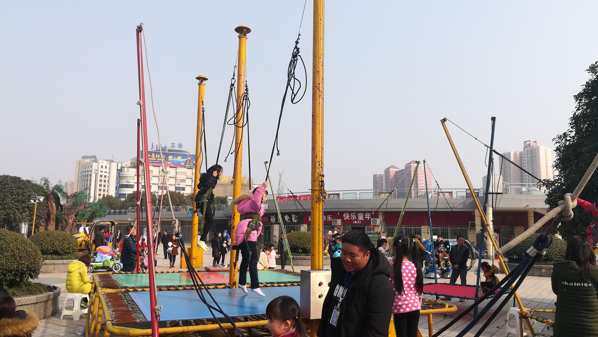襄阳体育场前有个儿童游乐场(10)