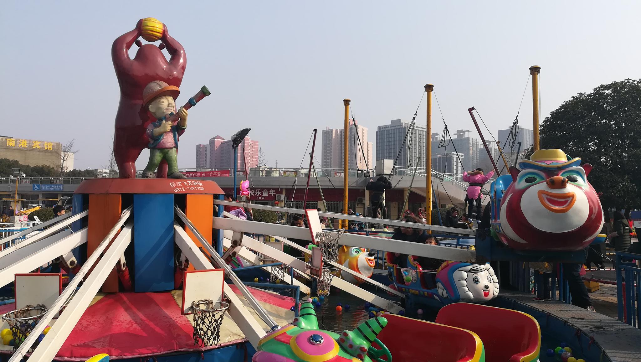 襄阳体育场前有个儿童游乐场(9)