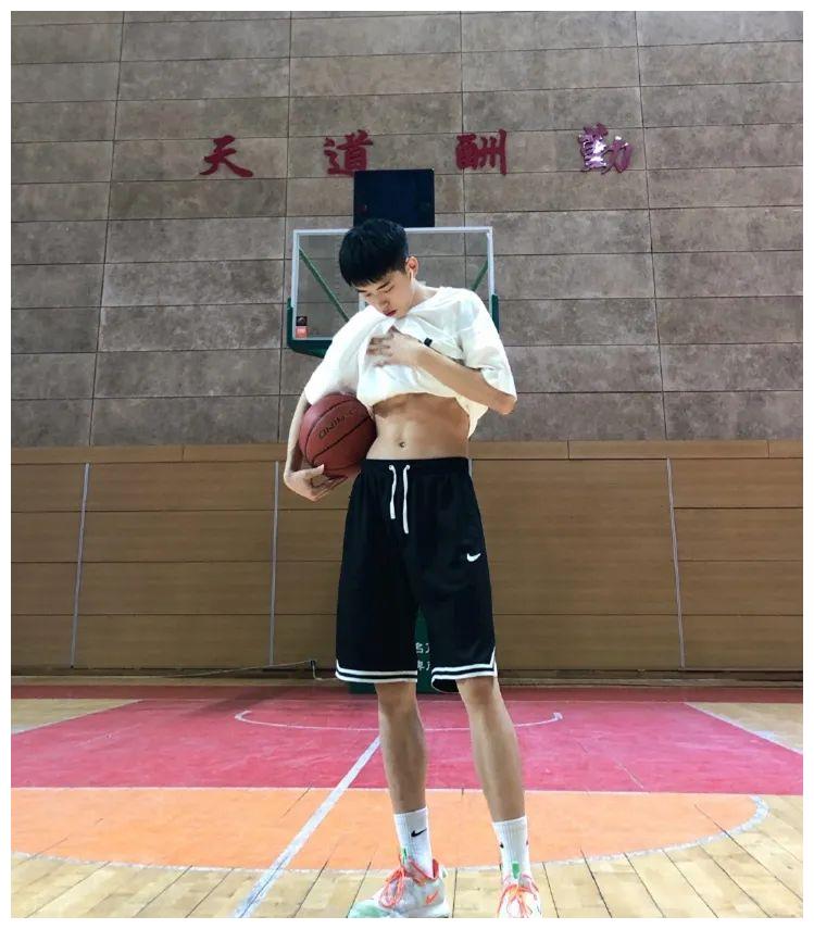 小哥哥名叫李博文,是山西人,目前是一名大学生,也是一名人人都喜爱的