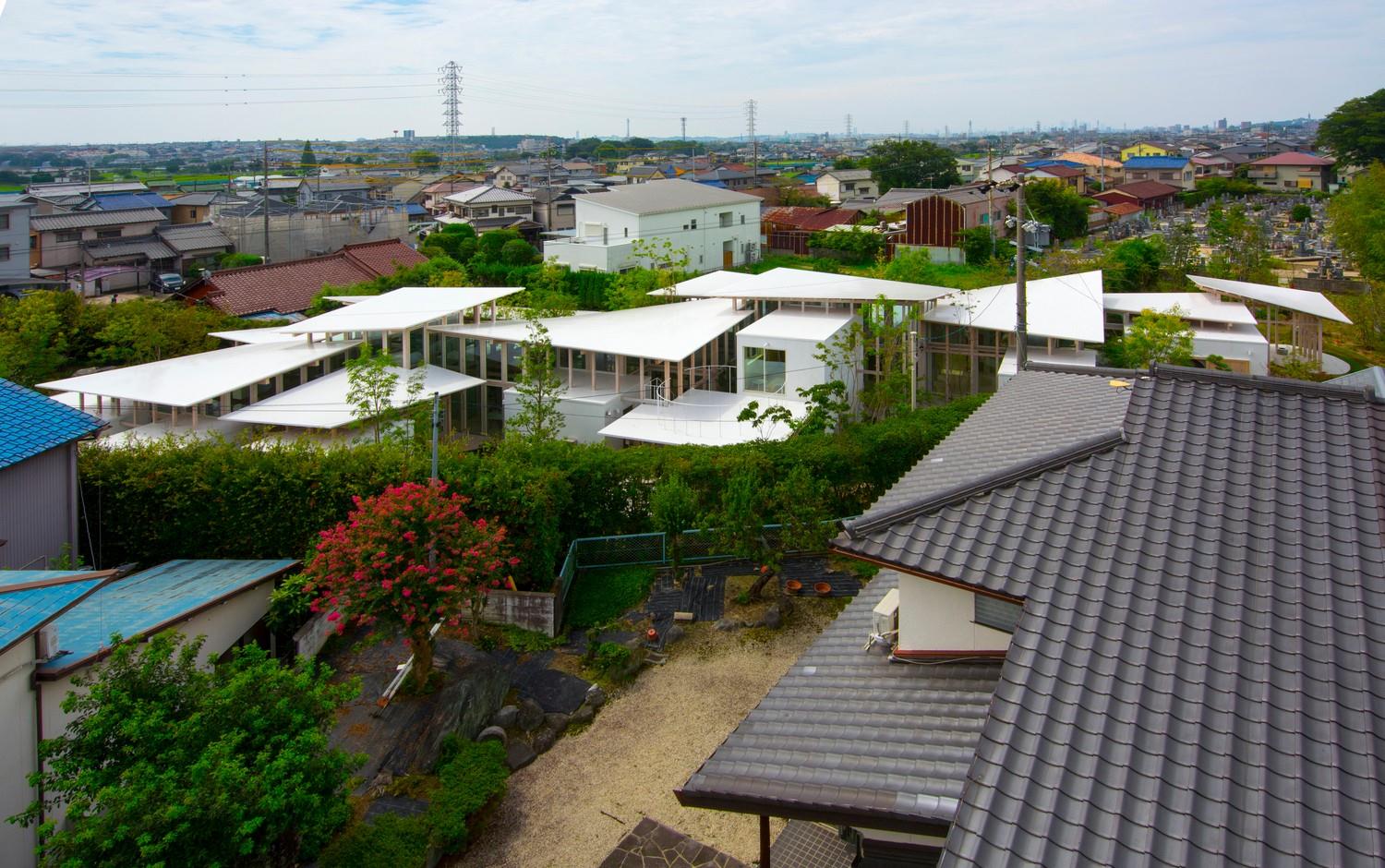 日本悬浮屋顶住宅树篱间游离的自由空间