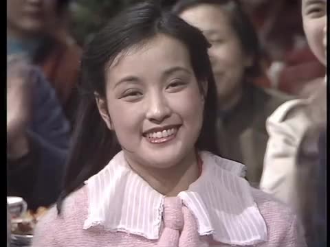 1983年的刘晓庆,初登春晚清纯可爱__财经头条