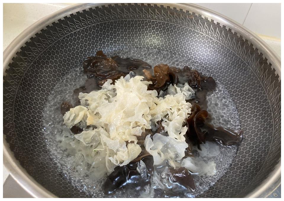 将泡发好的黑木耳和银耳放入锅中大火煮开,改小火焖煮一分钟后捞出