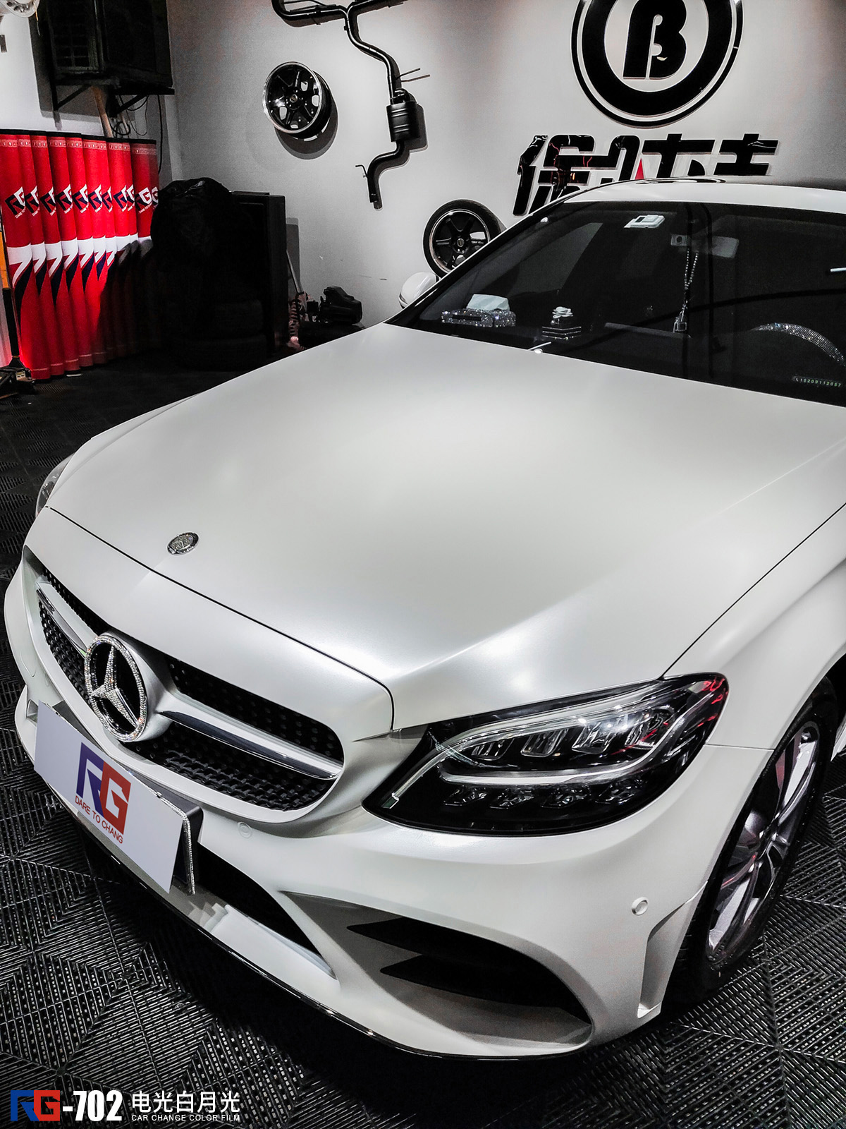 车贴膜,小编今天给大家推出的是全网最新的奔驰c200l车身改色膜电光白