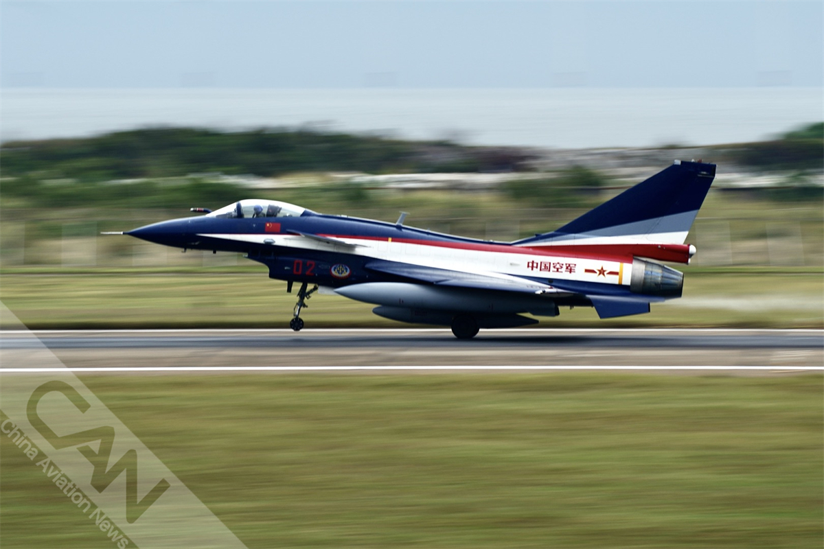 "八一"飞行表演队抵达金湾机场( 摄影:岳书华)|金湾|摄影|岳书华_新浪