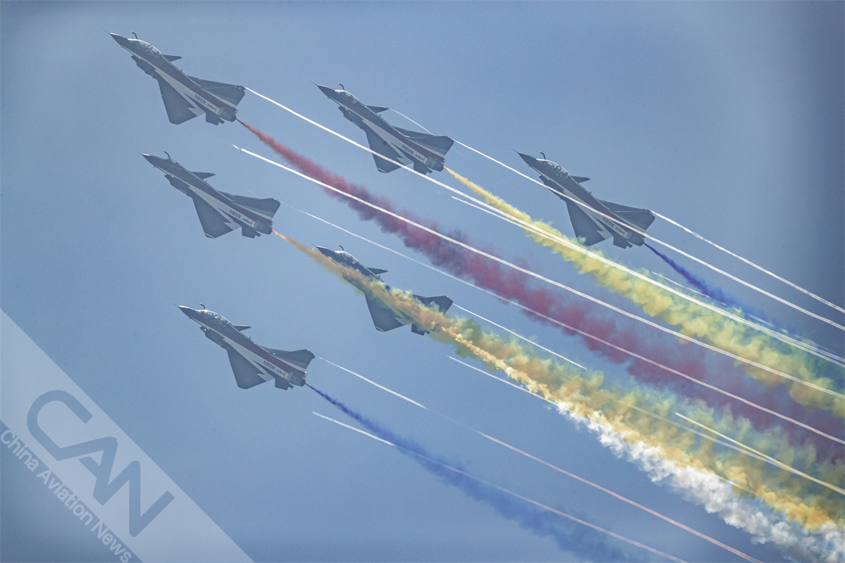 谁持彩练当空舞!“八一”飞行表演队炫舞蓝天(摄影:门广阔)__财经头条