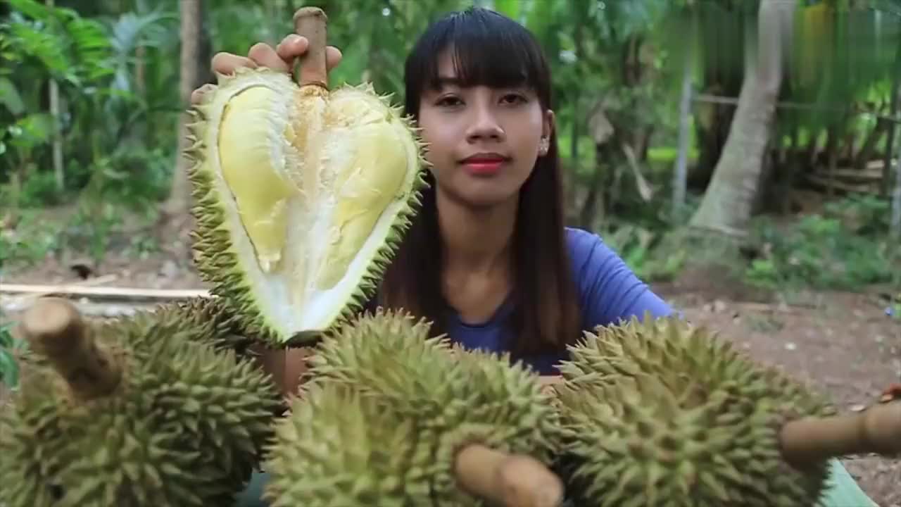 漂亮的东南亚女孩野外吃猫山王榴莲极品果肉