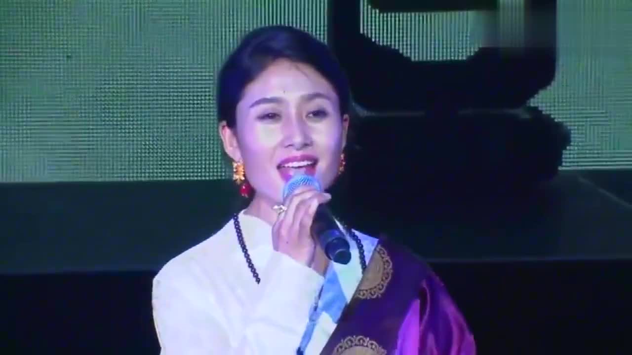 美女歌手街头翻唱《做你的爱人》太好听了