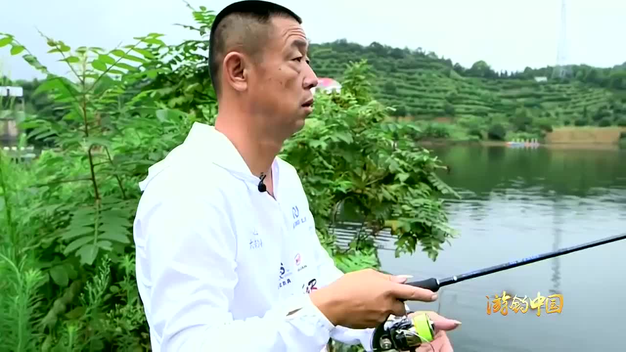 年轻时的李大毛玩路亚没有台钓时那么强了第一条鱼跑了