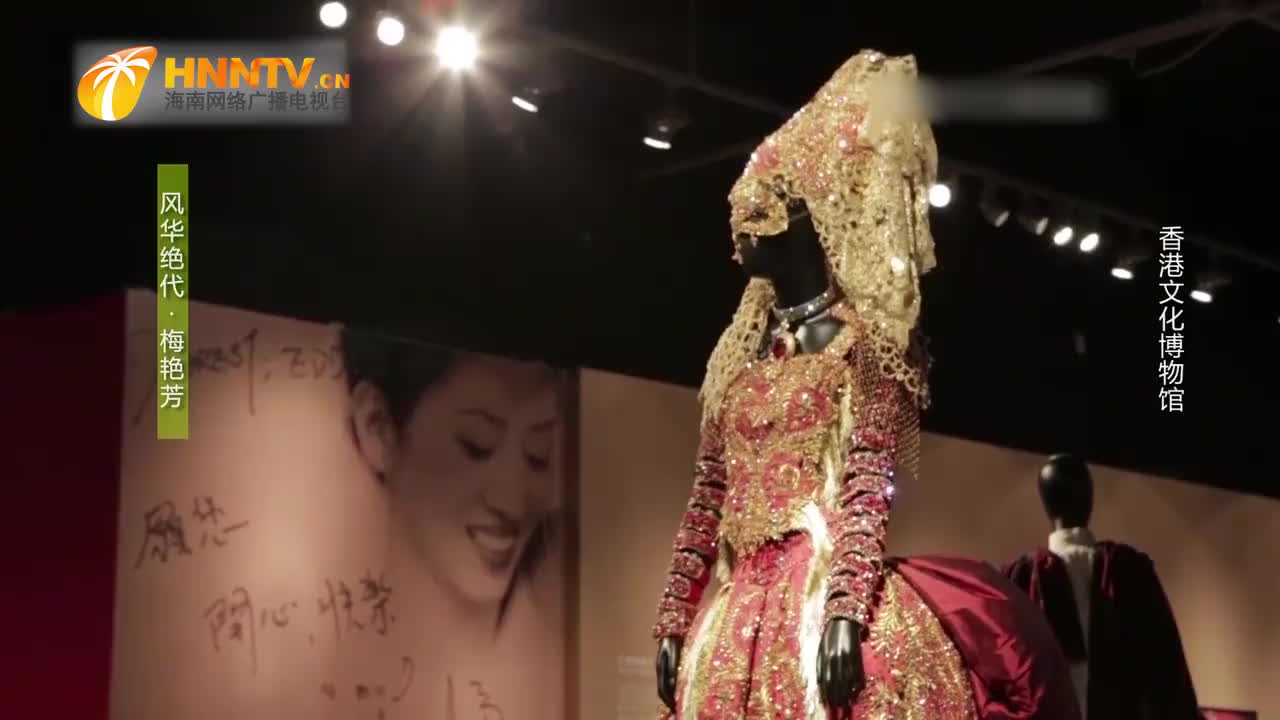 刘培基展示梅艳芳的遗物,每一套演出服装,都高贵奢华