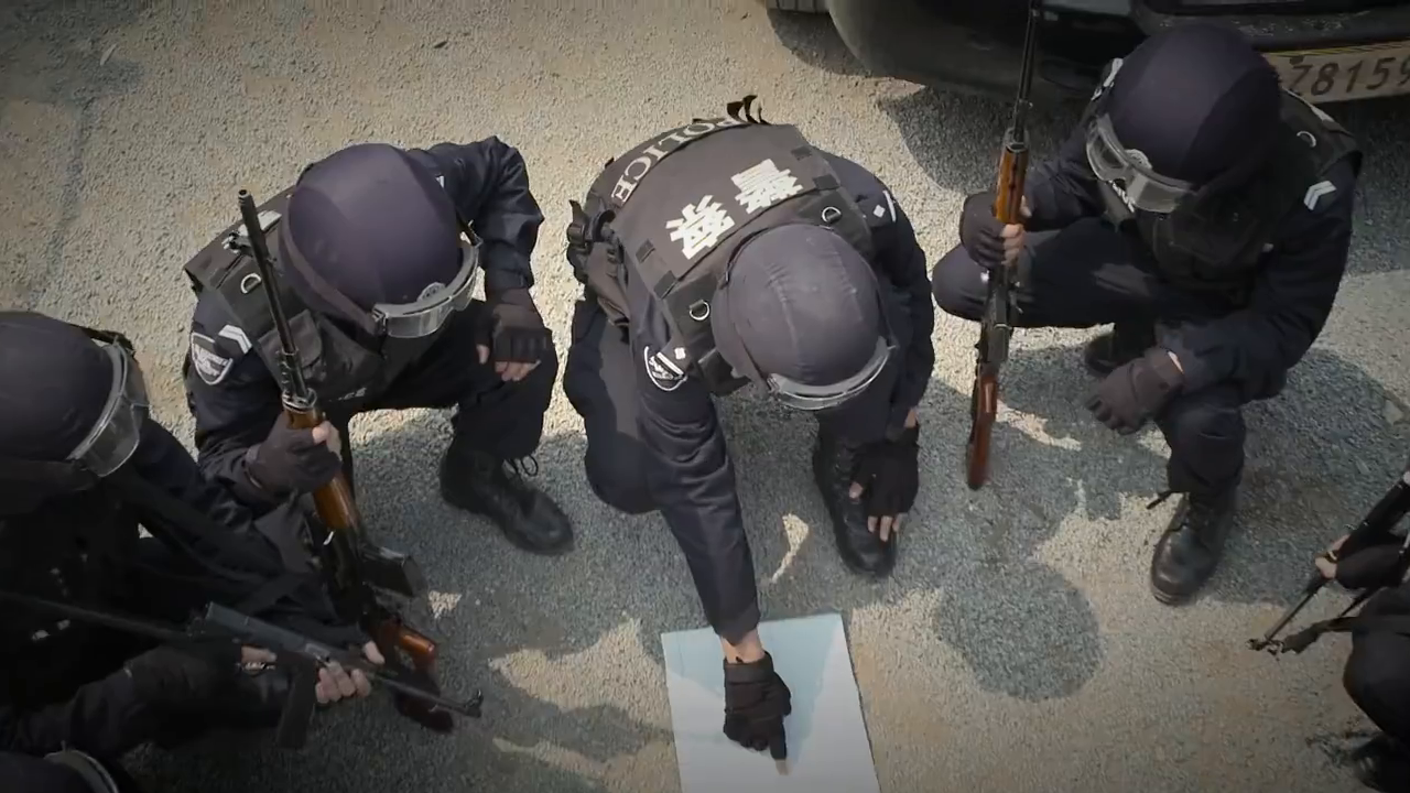 九命刑警;警察包围了一整栋大楼,绑匪想要逃跑,大叔智斗绑匪!