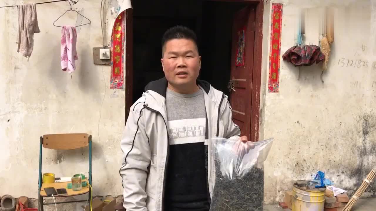 河南农村仨老表在一起吃饭,都显摆自己带的特色菜,到底就有啥