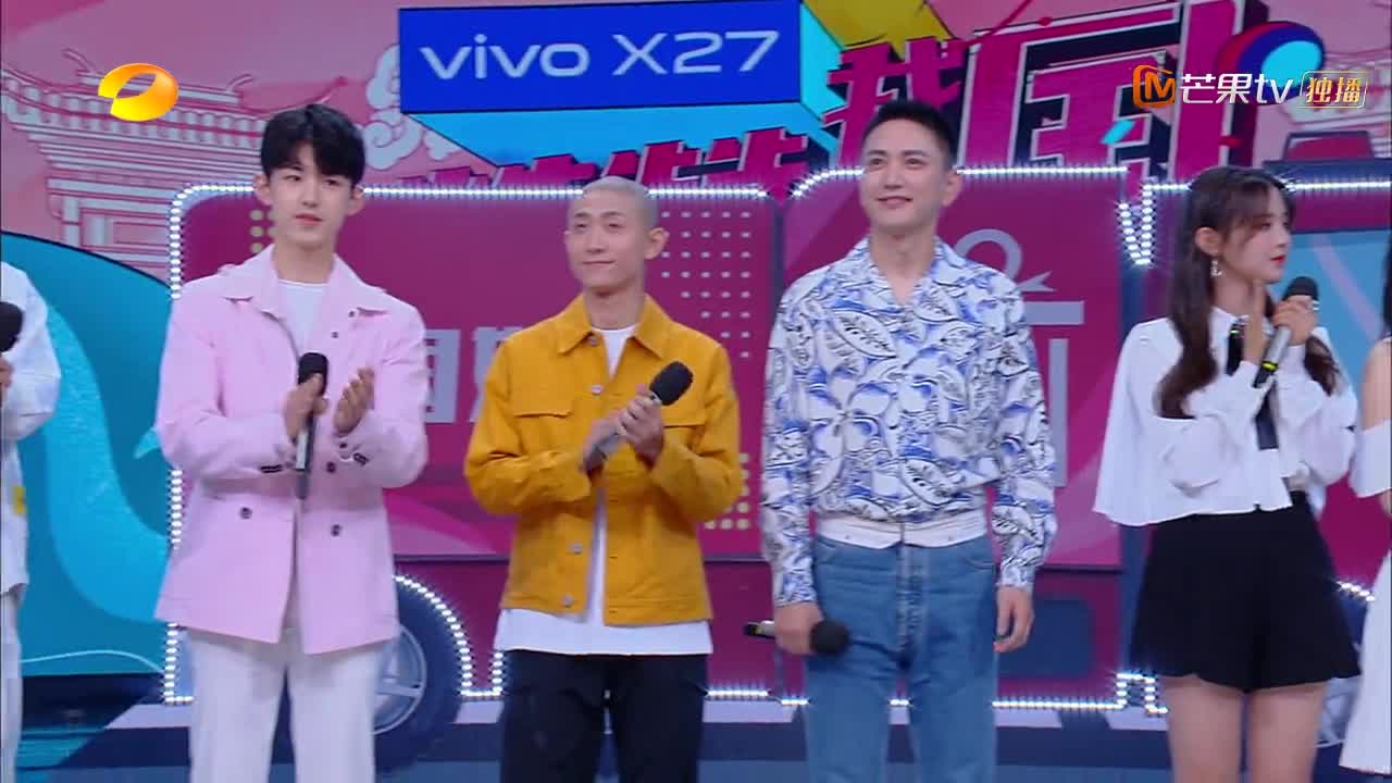 快本:张一山宣传新剧,一顶光头闪闪发光,何炅都忍不住夸赞!