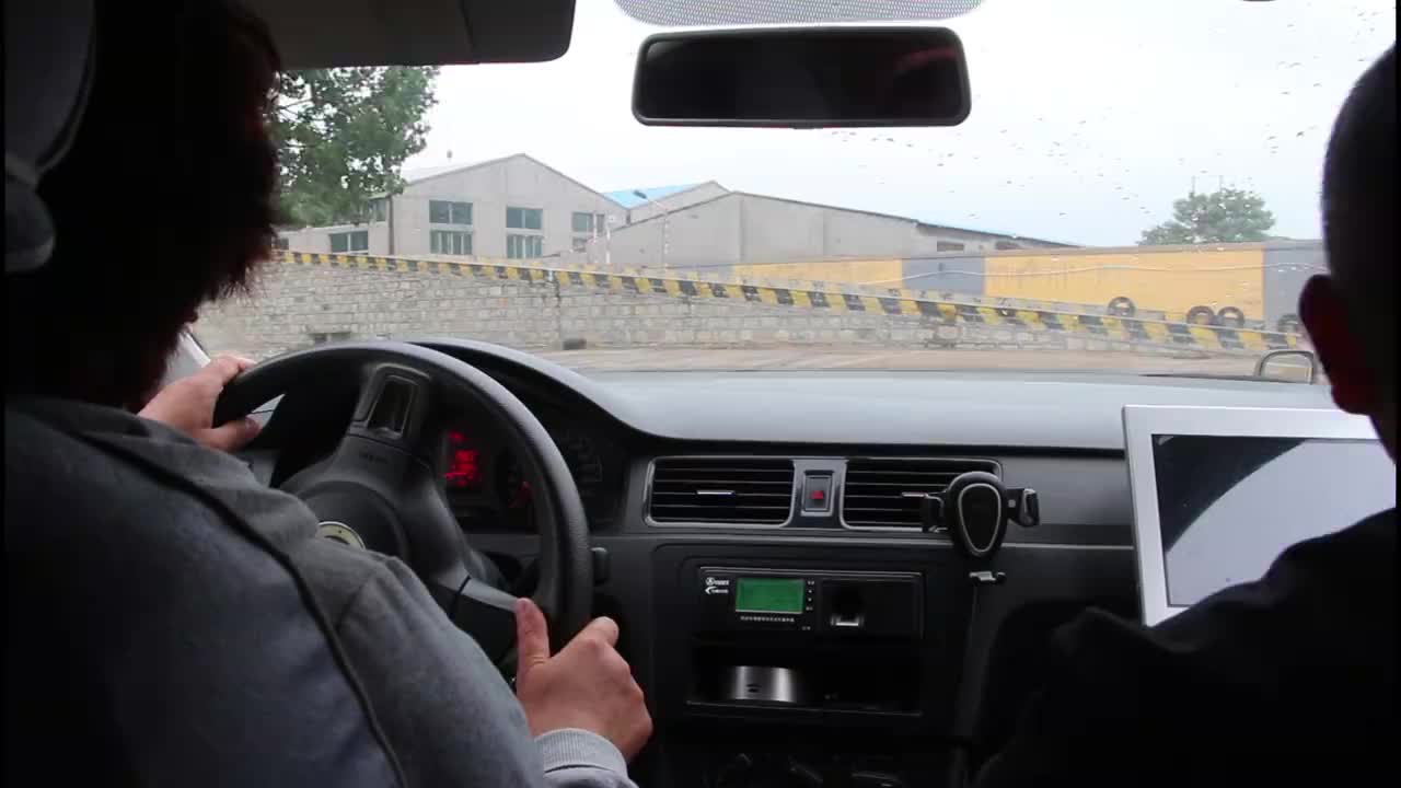 老阿姨练习科目二,花样打方向盘,教练:你从上车就开始紧张