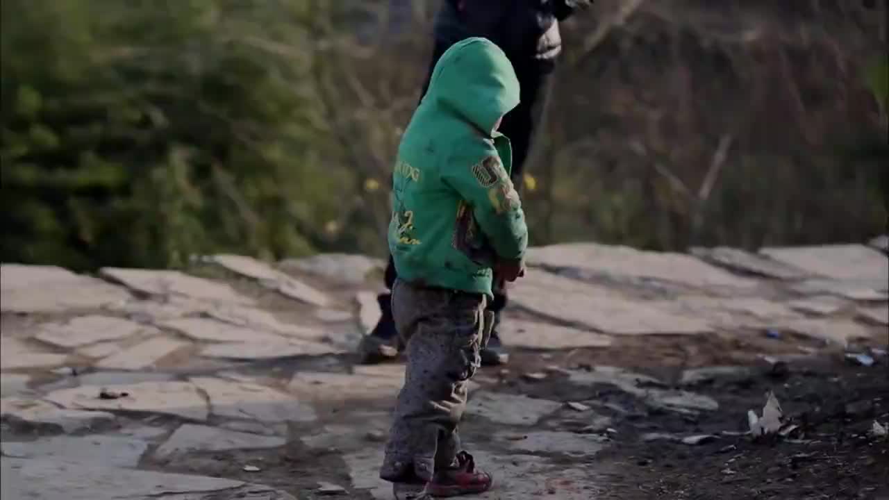 变形计:四爷被姐姐打哭,鼻涕都快流到嘴里了,也没人管